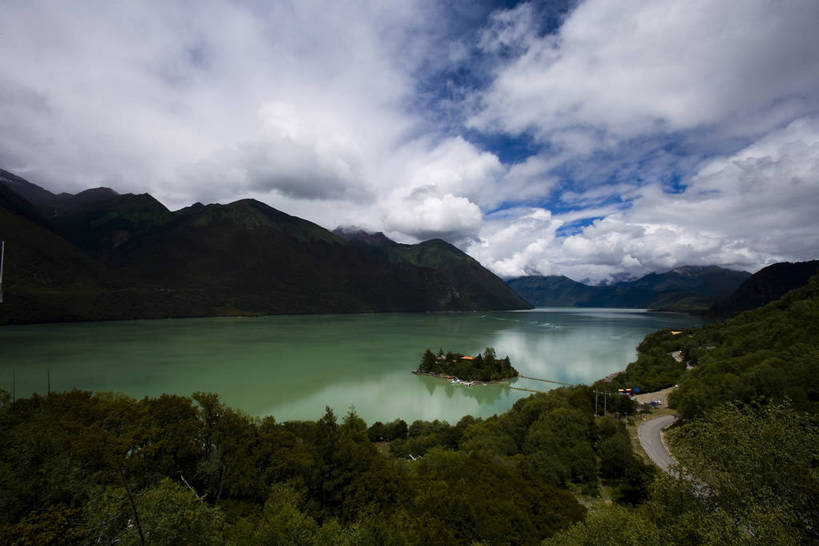 横图,室外,白天,草地,草坪,湖,名胜古迹,植物,中国,亚洲,清澈,云,山峦,文化,西藏,少数民族,民族,草,树木,绿色,倒影,天空,自然,天,旅游胜地,摄影,自然风光,东亚,藏传佛教,中华人民共和国,明澈,清彻,清亮,彩图,积云,中国少数民族,巴松措,草甸,bj174