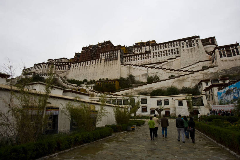 横图,室外,白天,神秘,名胜古迹,建筑,布达拉宫,中国,亚洲,行人,朝拜,节日,地砖,房屋,历史,文化,传统,拉萨,西藏,经幡,少数民族,民族,古代,祈祷,祈福,健康,金色,旅游胜地,许愿,摄影,宗教,佛教,信仰,纪念,祈求,自然风光,东亚,佛陀,藏传佛教,世界文化遗产,中华人民共和国,崇拜,古远,平安,彩图,中国少数民族,bj174