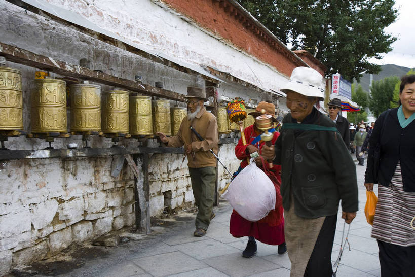横图,室外,白天,神秘,名胜古迹,建筑,布达拉宫,中国,亚洲,朝拜,节日,历史,文化,传统,拉萨,西藏,少数民族,民族,古代,虔诚,老人,祈祷,祈福,健康,金色,旅游胜地,许愿,摄影,宗教,佛教,信仰,纪念,大众,祈求,群众,藏族,东亚,转经筒,佛陀,藏传佛教,转经轮,法轮,中华人民共和国,崇拜,玛尼轮,释教,古远,朝圣者,人民,平安,彩图,经轮,玛尼解脱轮,祈祷轮,中国少数民族,bj174