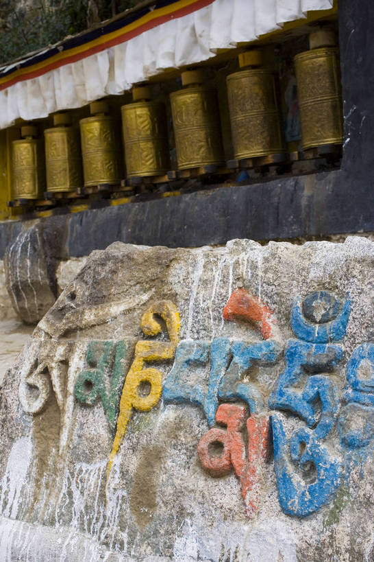 竖图,室外,白天,名胜古迹,建筑,雕塑,中国,亚洲,节日,艺术,装饰,雕刻,雕像,历史,文化,西藏,少数民族,民族,古代,工艺品,祈祷,健康,旅游胜地,许愿,摄影,宗教,佛教,信仰,纪念,祈求,美术,主题,陈列,东亚,转经筒,佛陀,藏传佛教,中华人民共和国,功能,美学,藏文,古远,哲蚌寺,平安,彩图,庙,中国少数民族,bj174