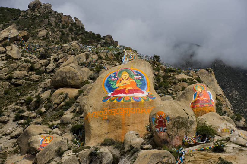 横图,室外,白天,绘画,石头,名胜古迹,雾,建筑,中国,亚洲,节日,彩绘,历史,文化,西藏,经幡,少数民族,民族,古代,祈祷,祈福,健康,旅游胜地,许愿,摄影,宗教,佛教,信仰,纪念,祈求,绘图,自然风光,东亚,佛陀,藏传佛教,中华人民共和国,藏文,古远,哲蚌寺,平安,岩石,画画,画图,摹绘,彩图,庙,中国少数民族,岩画,bj174