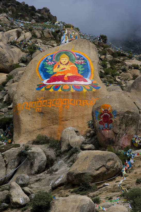 竖图,室外,白天,绘画,石头,名胜古迹,雾,建筑,中国,亚洲,节日,彩绘,历史,文化,西藏,经幡,少数民族,民族,古代,祈祷,祈福,健康,旅游胜地,许愿,摄影,宗教,佛教,信仰,纪念,祈求,绘图,自然风光,东亚,佛陀,藏传佛教,中华人民共和国,藏文,古远,哲蚌寺,平安,岩石,画画,画图,摹绘,彩图,庙,中国少数民族,岩画,bj174