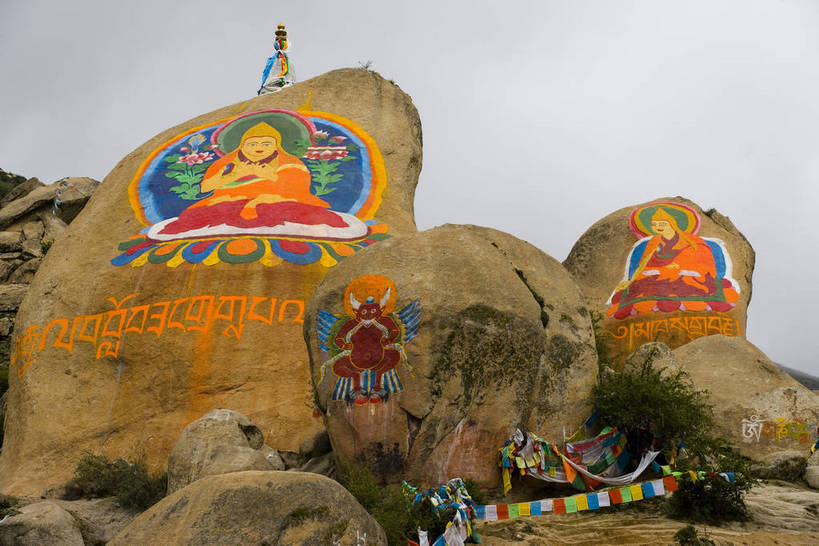 横图,室外,白天,绘画,石头,名胜古迹,雾,建筑,中国,亚洲,节日,彩绘,历史,文化,西藏,经幡,少数民族,民族,古代,祈祷,祈福,健康,旅游胜地,许愿,摄影,宗教,佛教,信仰,纪念,祈求,自然风光,东亚,佛陀,藏传佛教,中华人民共和国,藏文,古远,哲蚌寺,平安,岩石,彩图,庙,中国少数民族,bj174