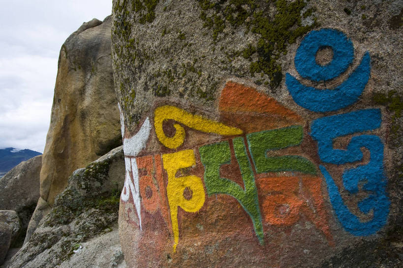 横图,室外,白天,绘画,石头,名胜古迹,雾,建筑,中国,亚洲,节日,彩绘,历史,文化,西藏,经幡,少数民族,民族,古代,祈祷,祈福,健康,旅游胜地,许愿,摄影,宗教,佛教,信仰,纪念,祈求,自然风光,东亚,佛陀,藏传佛教,中华人民共和国,藏文,古远,哲蚌寺,平安,岩石,彩图,庙,中国少数民族,bj174