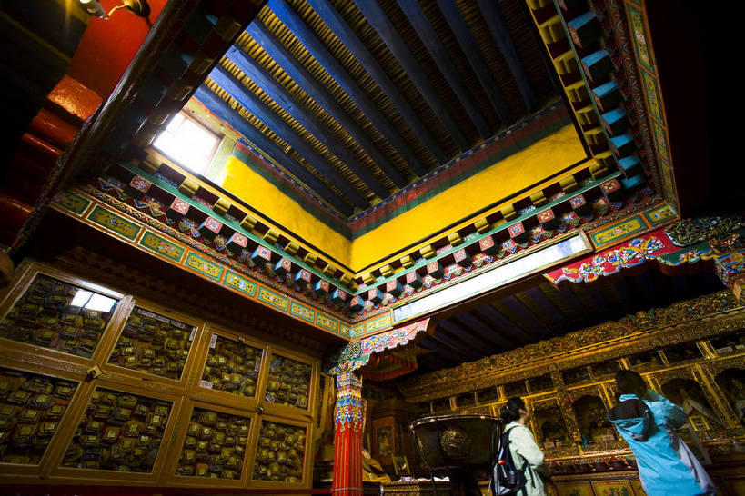 横图,室内,白天,绘画,名胜古迹,建筑,雕塑,中国,亚洲,节日,艺术,装饰,雕刻,雕像,古典,历史,文化,文物,拉萨,西藏,经幡,少数民族,民族,古代,工艺品,品味,祈祷,祈福,健康,旅游胜地,许愿,摄影,宗教,佛教,信仰,古董,纪念,祈求,美术,高雅,古物,主题,藏,陈列,古玩,东亚,佛陀,经文,西藏自治区,藏传佛教,唐卡,首府,中华人民共和国,西南地区,功能,美学,拉萨市,古远,哲蚌寺,平安,彩图,庙,铜雕,唐嘎,唐喀,中国少数民族,鎏金铜佛像,铜鎏金佛像,措钦大殿,bj174