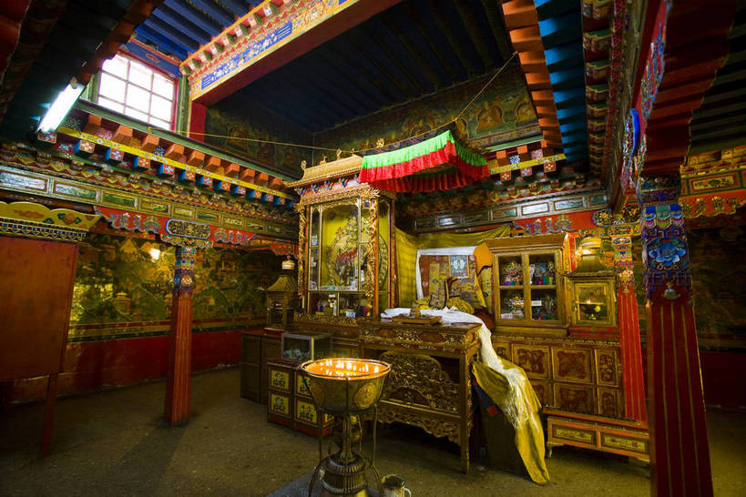 横图,室内,白天,绘画,名胜古迹,建筑,雕塑,中国,亚洲,节日,艺术,装饰,雕刻,雕像,佛像,墙,古典,历史,文化,文物,拉萨,西藏,经幡,少数民族,民族,壁画,墙壁,墙面,古代,工艺品,祈祷,祈福,健康,金色,旅游胜地,许愿,摄影,宗教,佛教,信仰,古董,纪念,华丽,修饰,祈求,美术,点缀,古物,主题,藏,陈列,古玩,东亚,佛陀,西藏自治区,藏传佛教,唐卡,首府,中华人民共和国,西南地区,功能,美学,衬托,美观,雅致,雅观,拉萨市,古远,哲蚌寺,平安,画画,彩图,庙,铜雕,唐嘎,唐喀,中国少数民族,唐卡壁画,鎏金铜佛像,铜鎏金佛像,措钦大殿,bj174