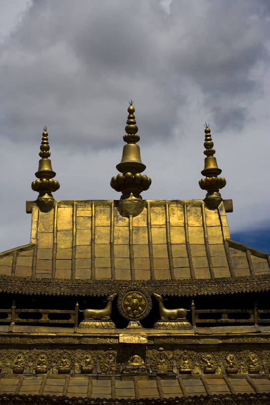 宫殿,竖图,室外,白天,旅游,度假,神秘,名胜古迹,标志建筑,地标,建筑,中国,亚洲,朝拜,遗迹,房屋,古迹,历史,文化,文物,娱乐,建设,传统,古建筑,金顶,拉萨,西藏,少数民族,民族,古代,祈祷,享受,休闲,旅游胜地,放松,摄影,宗教,佛教,宫廷,经书,藏,古文明,东亚,佛陀,西藏自治区,藏传佛教,八角街,首府,中华人民共和国,大昭寺,西南地区,拉萨市,王宫,古远,八廓街,彩图,皇宫,庙,中国少数民族,bj174