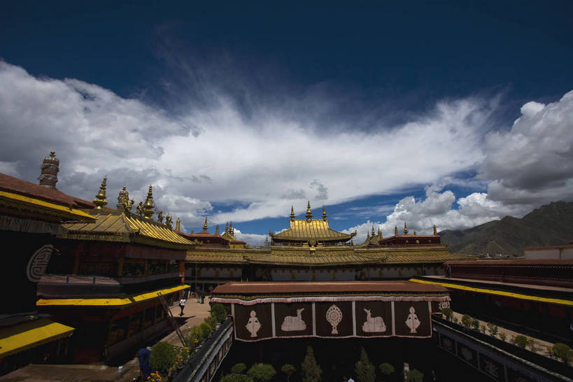 宫殿,横图,室外,白天,旅游,度假,神秘,名胜古迹,山脉,标志建筑,地标,建筑,中国,亚洲,朝拜,遗迹,房屋,云,云朵,云彩,古迹,历史,文化,文物,娱乐,建设,传统,古建筑,金顶,拉萨,西藏,少数民族,民族,古代,蓝色,白云,蓝天,天空,天,祈祷,享受,休闲,旅游胜地,放松,摄影,宗教,佛教,晴朗,宫廷,经书,藏,古文明,东亚,佛陀,西藏自治区,藏传佛教,八角街,首府,中华人民共和国,大昭寺,西南地区,拉萨市,王宫,古远,八廓街,晴空,彩图,皇宫,庙,中国少数民族,bj174