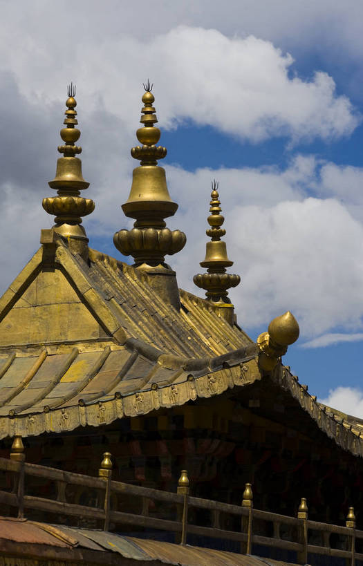 宫殿,竖图,室外,白天,旅游,度假,神秘,名胜古迹,山脉,标志建筑,地标,建筑,中国,亚洲,朝拜,遗迹,房屋,云,云朵,云彩,古迹,历史,文化,文物,娱乐,建设,传统,古建筑,金顶,拉萨,西藏,少数民族,民族,古代,蓝色,白云,蓝天,天空,天,祈祷,享受,休闲,旅游胜地,放松,摄影,宗教,佛教,晴朗,宫廷,经书,藏,古文明,东亚,佛陀,西藏自治区,藏传佛教,八角街,首府,中华人民共和国,大昭寺,西南地区,拉萨市,王宫,古远,八廓街,晴空,彩图,皇宫,庙,中国少数民族,bj174