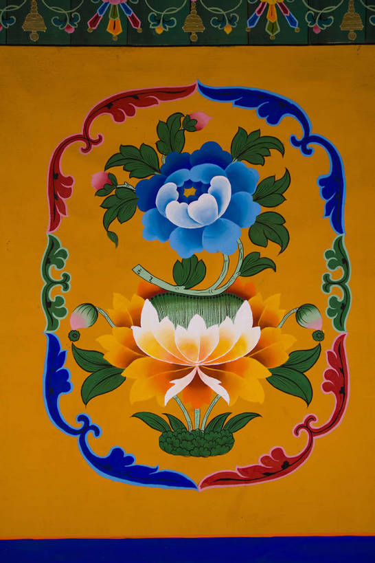 宫殿,竖图,室外,白天,旅游,度假,绘画,神秘,名胜古迹,标志建筑,地标,建筑,中国,亚洲,朝拜,遗迹,艺术,装饰,房屋,墙,古迹,历史,文化,文物,娱乐,建设,传统,古建筑,拉萨,西藏,少数民族,民族,壁画,墙壁,墙面,古代,祈祷,享受,休闲,旅游胜地,放松,摄影,宗教,佛教,华丽,修饰,点缀,宫廷,经书,藏,古文明,东亚,油彩,佛陀,西藏自治区,藏传佛教,唐卡,八角街,首府,中华人民共和国,大昭寺,西南地区,衬托,美观,雅致,雅观,拉萨市,王宫,古远,八廓街,画画,彩图,皇宫,庙,唐嘎,唐喀,中国少数民族,唐卡壁画,bj174