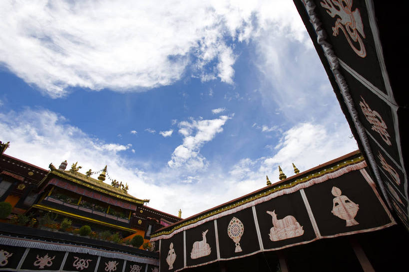 宫殿,横图,室外,白天,旅游,度假,神秘,名胜古迹,标志建筑,地标,建筑,中国,亚洲,朝拜,遗迹,房屋,云,云朵,云彩,古迹,历史,文化,文物,娱乐,建设,传统,古建筑,拉萨,西藏,少数民族,民族,古代,蓝色,白云,蓝天,天空,天,祈祷,享受,休闲,旅游胜地,放松,摄影,宗教,佛教,晴朗,宫廷,经书,藏,古文明,东亚,佛陀,西藏自治区,藏传佛教,八角街,首府,中华人民共和国,大昭寺,西南地区,拉萨市,王宫,古远,八廓街,晴空,彩图,皇宫,庙,中国少数民族,bj174