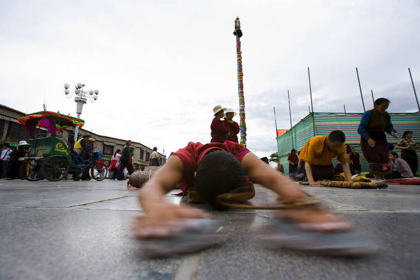 宫殿,横图,室外,白天,旅游,度假,神秘,名胜古迹,标志建筑,地标,建筑,中国,亚洲,朝拜,节日,遗迹,房屋,古迹,历史,文化,文物,娱乐,建设,传统,古建筑,拉萨,西藏,少数民族,民族,古代,祈祷,祈福,享受,休闲,健康,旅游胜地,放松,许愿,摄影,宗教,佛教,信仰,纪念,大众,祈求,宫廷,经书,群众,藏,藏族,古文明,东亚,佛陀,西藏自治区,藏传佛教,八角街,首府,中华人民共和国,大昭寺,西南地区,拉萨市,王宫,古远,八廓街,磕头,朝圣者,人民,平安,彩图,皇宫,庙,中国少数民族,叩拜,bj174