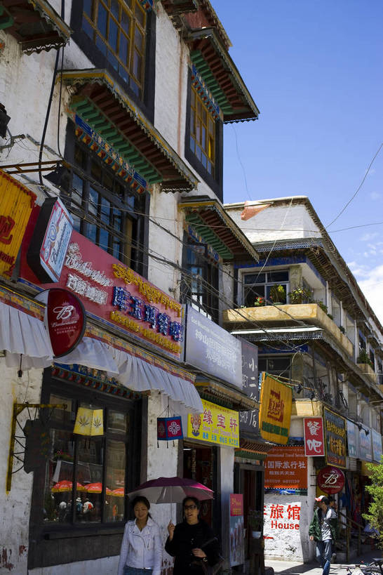 竖图,室外,白天,技术,名胜古迹,建筑,路,中国,亚洲,朝拜,艺术,艺术品,集市,历史,文化,西藏,少数民族,民族,灯,古代,旅游胜地,摄影,宗教,佛教,技巧,大众,手艺,群众,藏族,东亚,佛陀,藏传佛教,国粹,八角街,中华人民共和国,手工艺,古远,技能,技艺,八廓街,人民,彩图,妙技,中国少数民族,bj174