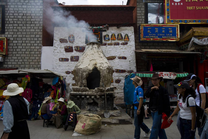 横图,室外,白天,技术,名胜古迹,建筑,路,中国,亚洲,游客,朝拜,节日,艺术,香炉,艺术品,集市,历史,文化,西藏,少数民族,民族,古代,祈祷,健康,旅游胜地,许愿,摄影,宗教,佛教,信仰,纪念,技巧,大众,祈求,手艺,群众,藏族,东亚,佛陀,藏传佛教,国粹,八角街,中华人民共和国,手工艺,古远,技能,技艺,八廓街,朝圣者,人民,平安,彩图,妙技,中国少数民族,bj174
