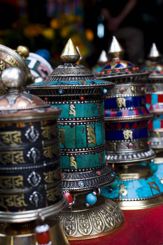 竖图,室外,白天,技术,名胜古迹,建筑,路,中国,亚洲,朝拜,艺术,艺术品,集市,历史,文化,西藏,少数民族,民族,古代,旅游胜地,摄影,宗教,佛教,技巧,大众,手艺,群众,藏族,东亚,佛陀,藏传佛教,国粹,八角街,中华人民共和国,手工艺,古远,技能,技艺,八廓街,人民,彩图,妙技,中国少数民族,bj174