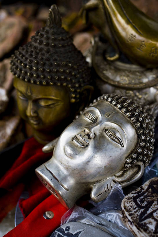 竖图,室外,白天,技术,名胜古迹,建筑,路,中国,亚洲,朝拜,艺术,艺术品,集市,历史,文化,西藏,佛头,少数民族,民族,古代,旅游胜地,摄影,宗教,佛教,技巧,大众,手艺,群众,藏族,东亚,佛陀,藏传佛教,国粹,八角街,中华人民共和国,手工艺,古远,技能,技艺,八廓街,人民,彩图,妙技,中国少数民族,bj174