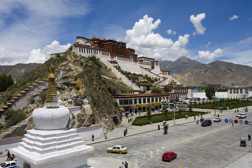 宫殿,横图,白天,名胜古迹,建筑,布达拉宫,中国,亚洲,文化遗产,文化,古建筑,拉萨,西藏,少数民族,民族,蓝天,旅游胜地,摄影,佛教,中国文化,东亚,藏传佛教,世界文化遗产,中华人民共和国,彩图,中国少数民族,bj174