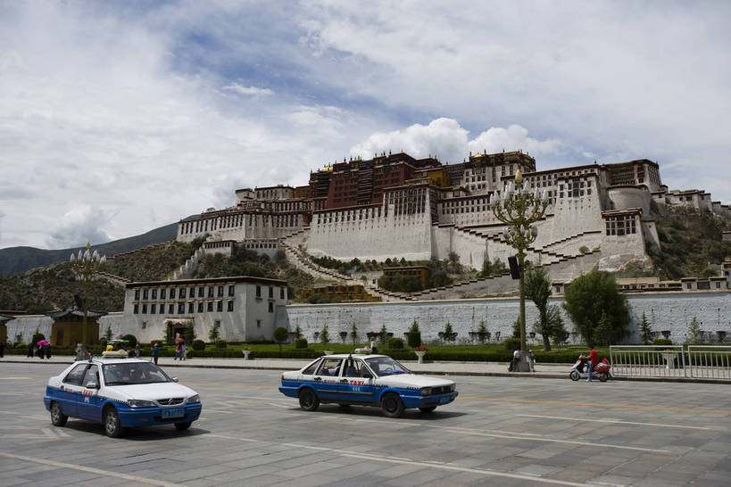 宫殿,横图,白天,名胜古迹,建筑,出租车,布达拉宫,中国,亚洲,文化遗产,文化,古建筑,拉萨,西藏,少数民族,民族,蓝天,旅游胜地,摄影,佛教,中国文化,东亚,藏传佛教,世界文化遗产,中华人民共和国,彩图,中国少数民族,bj174