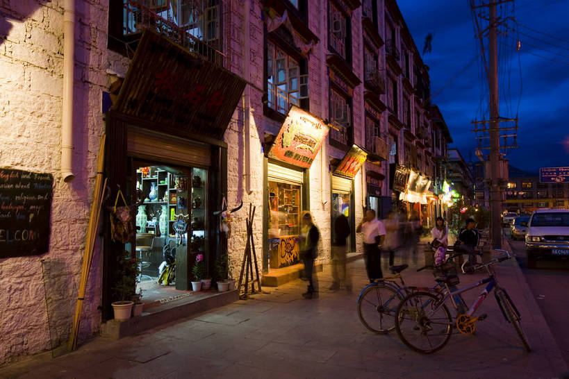 横图,夜晚,名胜古迹,建筑,自行车,照明,中国,亚洲,集市,历史,文化,小店,西藏,少数民族,民族,古代,旅游胜地,摄影,宗教,东亚,藏传佛教,八角街,中华人民共和国,古远,八廓街,彩图,中国少数民族,bj174