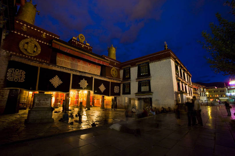 横图,夜晚,建筑,照明,中国,亚洲,集市,历史,文化,拉萨,西藏,少数民族,民族,古代,虔诚,旅游胜地,摄影,宗教,东亚,藏传佛教,八角街,中华人民共和国,古远,八廓街,磕头,朝圣者,彩图,中国少数民族,叩拜,bj174