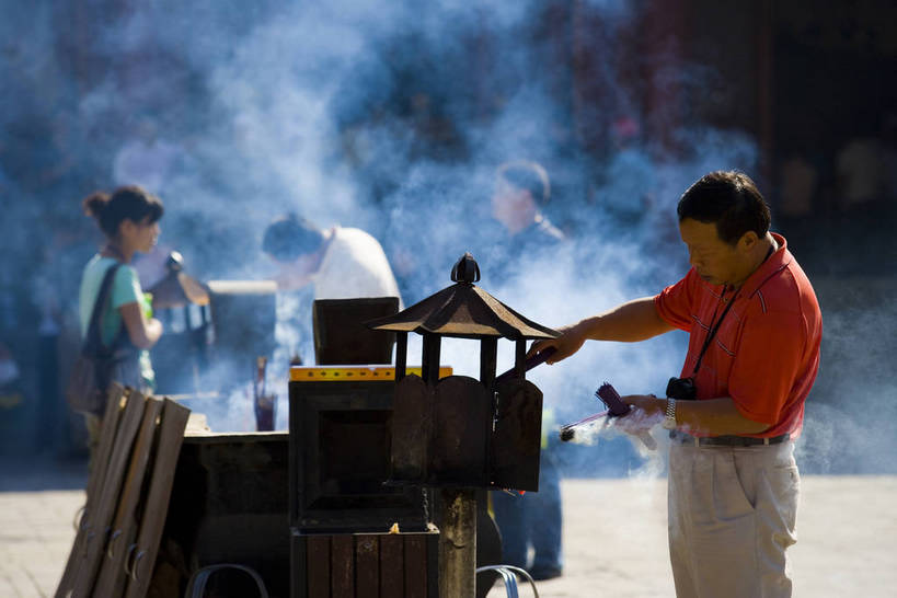 横图,名胜古迹,建筑,烟火,中国,亚洲,朝拜,局部,节日,地砖,房屋,历史,文化,传统,古代,红色,祈祷,健康,旅游胜地,许愿,摄影,宗教,佛教,信仰,纪念,祈求,祷告,东亚,喇嘛,佛陀,藏传佛教,中华人民共和国,河北省,承德,古远,平安,彩图,庙,普宁寺,bj174
