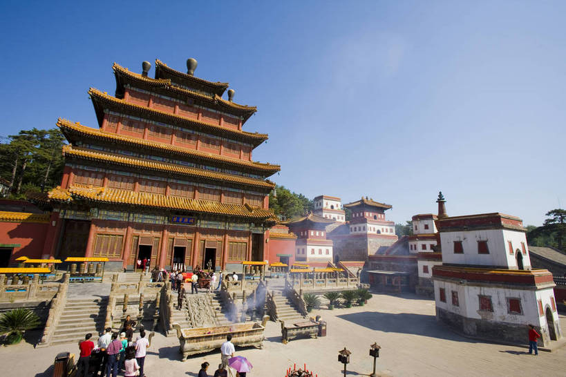 横图,名胜古迹,建筑,烟火,中国,亚洲,朝拜,局部,地砖,香炉,房屋,历史,传统,古代,红色,祈祷,祈福,旅游胜地,摄影,宗教,佛教,烧香,东亚,喇嘛,佛陀,藏传佛教,中华人民共和国,河北省,承德,古远,彩图,庙,普宁寺,bj174