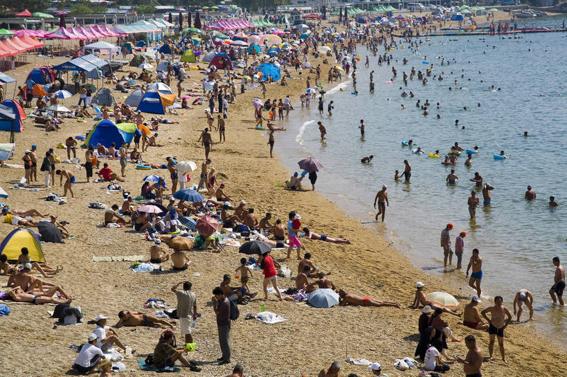 游泳,人群,横图,室外,白天,旅游,度假,沙滩,城市风光,城市,建筑,路,摩天大楼,大连,中国,亚洲,游客,帐篷,遮阳伞,海边,娱乐,现代化,享受,休闲,旅游胜地,摩天大厦,放松,游泳衣,摄影,东亚,辽宁,中华人民共和国,海滨浴场,海,旅游者,彩图,海滨城市,bj174