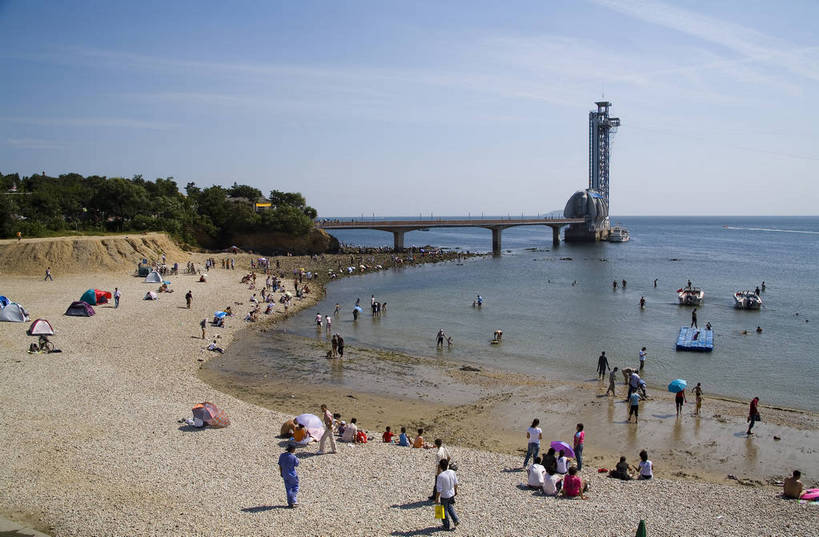 游泳,人群,横图,室外,白天,旅游,度假,沙滩,城市风光,城市,建筑,路,大连,中国,亚洲,游客,帐篷,遮阳伞,海边,桥,娱乐,现代化,享受,休闲,旅游胜地,放松,游泳衣,摄影,东亚,辽宁,中华人民共和国,海滨浴场,海,旅游者,彩图,海滨城市,bj174