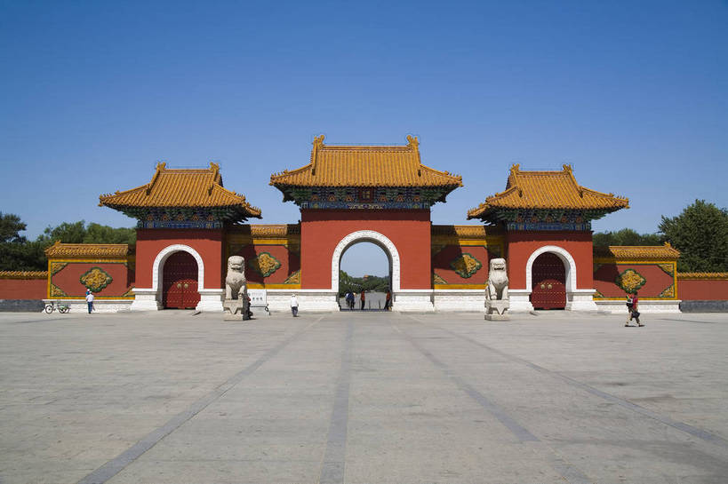 横图,室外,白天,石头,建筑,雕塑,中国,亚洲,龙,地砖,雕像,房屋,墙,历史,古代,黄色,红色,墓地,金色,旅游胜地,摄影,坟墓,陵墓,坟场,东亚,辽宁,沈阳,世界文化遗产,中华人民共和国,古远,墓穴,彩图,东陵,bj174