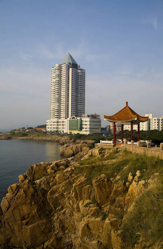 高楼大厦,竖图,室外,白天,城市,建筑,青岛,中国,亚洲,亭子,山东,旅游胜地,摩天大厦,摄影,海滨,东亚,中华人民共和国,海,岩石,彩图,bj174