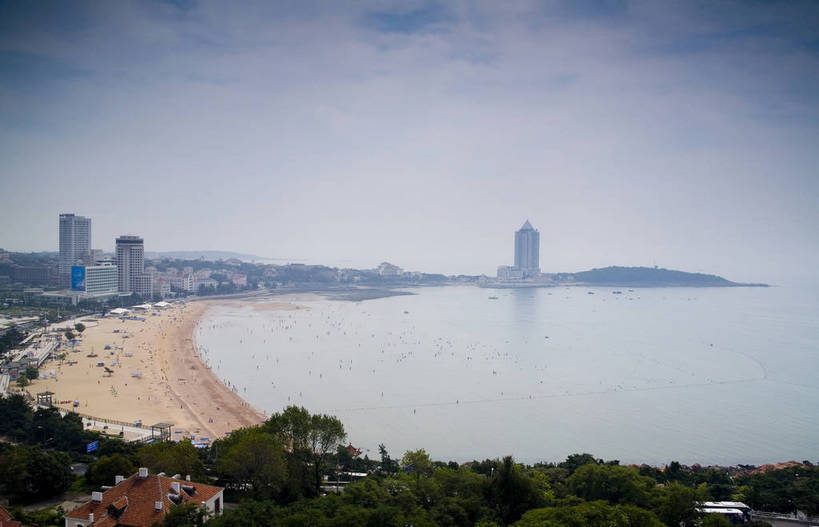 游泳,人群,横图,室外,白天,旅游,度假,沙滩,城市风光,城市,建筑,摩天大楼,青岛,中国,亚洲,游客,雕像,娱乐,现代,山东,现代化,享受,休闲,旅游胜地,摩天大厦,放松,摄影,东亚,中华人民共和国,发达,海滨浴场,海,旅游者,彩图,海滨城市,bj174