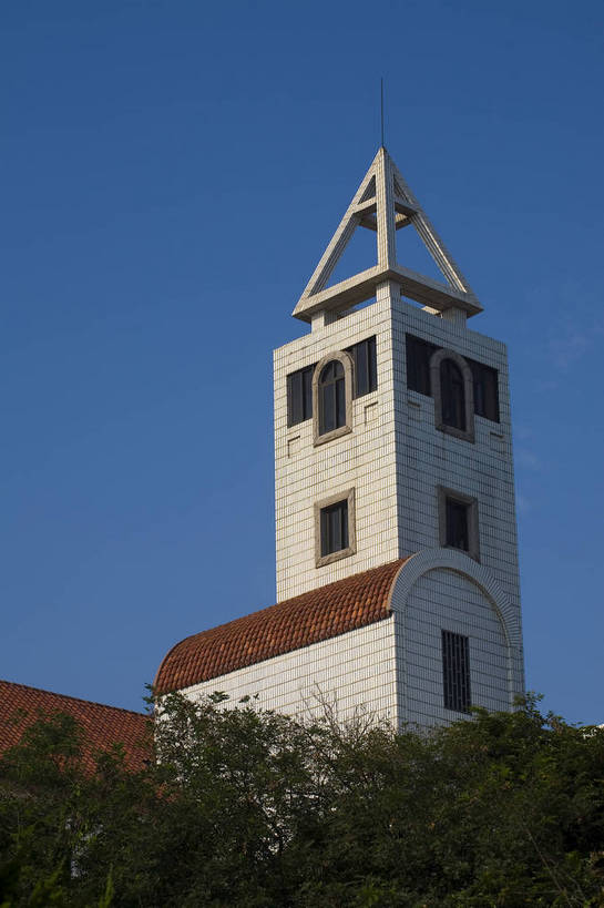 竖图,室外,白天,城市风光,建筑,摩天大楼,青岛,中国,亚洲,雕像,现代,山东,旅游胜地,摩天大厦,摄影,城市建筑,东亚,中华人民共和国,发达,彩图,bj174