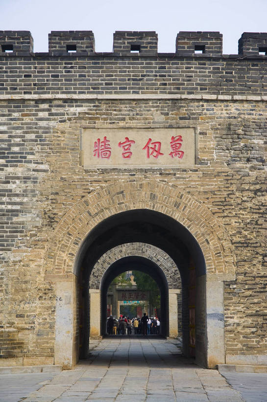 竖图,彩色,室外,白天,旅游,度假,名胜古迹,标志建筑,地标,建筑,孔庙,中国,遗迹,图片,文化遗产,古迹,文物,娱乐,城门,建设,城墙,古建筑,山东,树木,享受,休闲,旅游胜地,放松,竖,摄影,古代建筑,中国文化,古文明,东亚,曲阜,旅行,传统文化,bj174