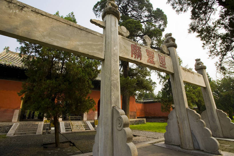 横图,彩色,室外,白天,旅游,度假,名胜古迹,标志建筑,地标,建筑,中国,遗迹,图片,文化遗产,牌坊,古迹,文物,娱乐,建设,古建筑,山东,树木,享受,休闲,汉字,旅游胜地,放松,摄影,古代建筑,中国文化,古文明,东亚,曲阜,旅行,孔林,传统文化,bj174