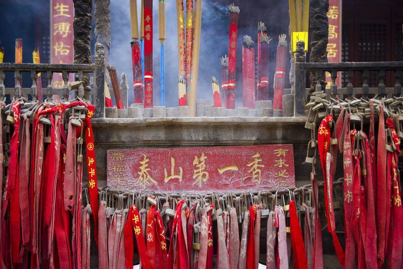 横图,神秘,石头,建筑,雕塑,泰山,中国,亚洲,花纹,节日,龙,布,地砖,牌匾,图案,房屋,墙,布纹,历史,文化,山东,石雕,古代,红色,石碑,香火,祈祷,健康,旅游胜地,许愿,摄影,宗教,信仰,纪念,祈求,布匹,东亚,中华人民共和国,古远,岱庙,平安,彩图,庙,bj174