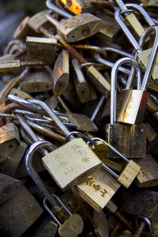 竖图,室外,白天,旅游,度假,安全,名胜古迹,标志建筑,地标,建筑,金属制品,泰山,中国,亚洲,许多,遗迹,金属,防护,很多,古迹,历史,文物,娱乐,建设,古建筑,山东,锁,古代,自然,享受,休闲,旅游胜地,放松,摄影,保护,铜锁,保险,私密,古文明,东亚,中华人民共和国,保全,周全,安稳,安定,防盗,古远,平安,彩图,古锁,bj174