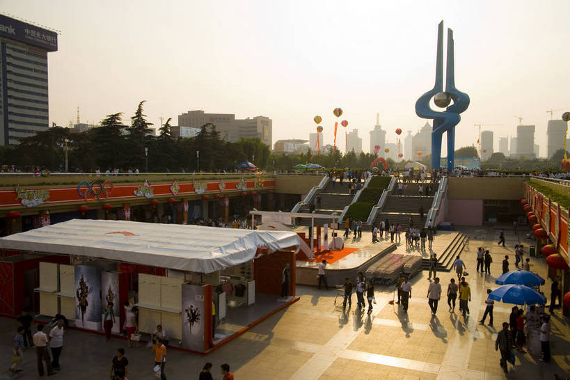 广场,横图,俯视,室外,白天,旅游,度假,城市风光,城市,建筑,雕塑,中国,亚洲,艺术,装饰,雕刻,雕像,历史,娱乐,山东,古代,工艺品,享受,休闲,旅游胜地,放松,摄影,纪念,美术,主题,陈列,东亚,济南,中华人民共和国,功能,美学,古远,彩图,泉城广场,bj174