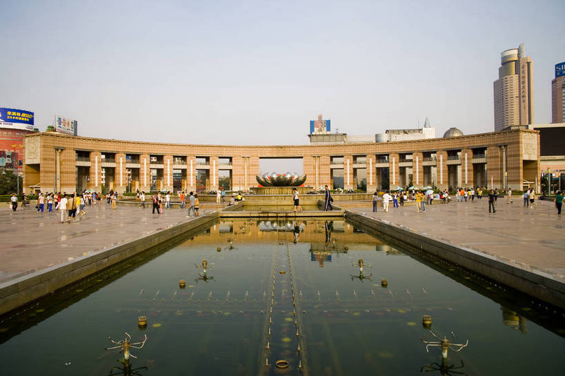 广场,横图,彩色,室外,白天,旅游,度假,美景,名胜古迹,城市风光,标志建筑,城市,大厦,地标,建筑,中国,遗迹,图片,景观,水池,古迹,文物,娱乐,建设,古建筑,山东,现代建筑,享受,休闲,旅游胜地,景色,放松,摄影,古文明,济南,旅行,泉城广场,bj174