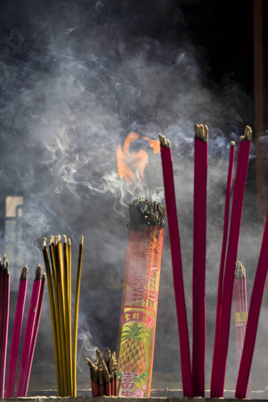 竖图,彩色,白天,旅游,中国,节日,雕像,塑像,文化遗产,金黄,历史,文化,佛,黄金,古代,黄色,祈祷,健康,金色,竖,许愿,摄影,宗教,佛教,信仰,烧香,纪念,祈求,祷告,中国文化,焚香,山东省,济南,释教,古远,平安,彩图,旅行,传统文化,bj174