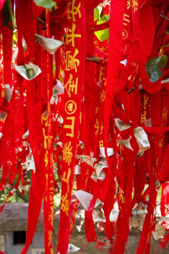 竖图,彩色,室外,白天,旅游,神秘,建筑,泰山,中国,亚洲,带子,建筑物,红色,祈祷,竖,摄影,祷告,东亚,山东省,飘带,中华人民共和国,彩图,旅行,红,bj174