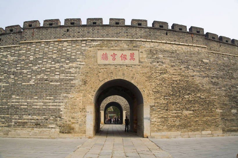 横图,彩色,室外,白天,旅游,度假,名胜古迹,标志建筑,地标,建筑,中国,遗迹,图片,文化遗产,古迹,文物,娱乐,城门,建设,城墙,古建筑,山东,享受,休闲,旅游胜地,放松,摄影,古代建筑,中国文化,古文明,东亚,曲阜,旅行,孔林,传统文化,bj174