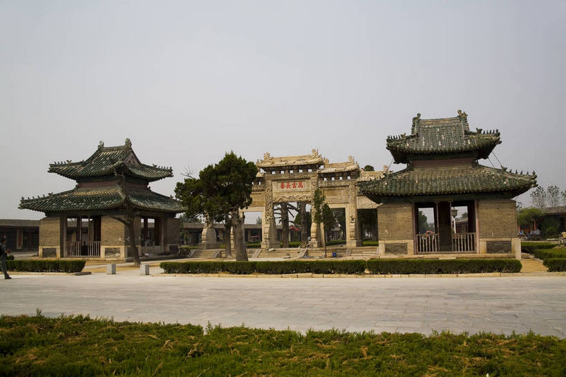 横图,彩色,室外,白天,旅游,度假,名胜古迹,标志建筑,地标,建筑,中国,遗迹,图片,文化遗产,牌坊,古迹,文物,娱乐,建设,古建筑,山东,树木,享受,休闲,汉字,旅游胜地,放松,摄影,古代建筑,中国文化,古文明,东亚,曲阜,旅行,孔林,传统文化,bj174