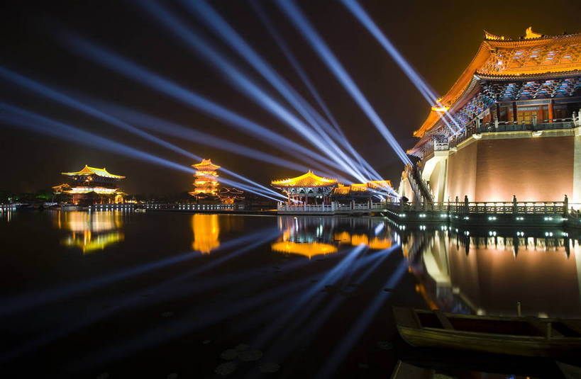 横图,彩色,室外,旅游,度假,湖,名胜古迹,标志建筑,地标,建筑,夜景,中国,亚洲,阴影,遗迹,光线,影子,亭子,灯光,古迹,历史,文物,娱乐,建设,古建筑,建筑物,古代,享受,休闲,闪耀,旅游胜地,放松,摄影,闪烁,开封,灯火通明,古文明,东亚,中华人民共和国,河南省,闪动,闪灼,古远,夜,彩图,旅行,高楼,清明上河园,建筑结构,bj174