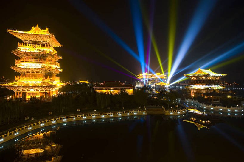 横图,彩色,室外,旅游,度假,湖,名胜古迹,标志建筑,地标,建筑,夜景,中国,亚洲,阴影,遗迹,光线,影子,亭子,灯光,古迹,历史,文物,娱乐,建设,古建筑,建筑物,古代,享受,休闲,闪耀,旅游胜地,放松,摄影,闪烁,开封,灯火通明,古文明,东亚,中华人民共和国,河南省,闪动,闪灼,古远,夜,彩图,旅行,高楼,清明上河园,建筑结构,bj174