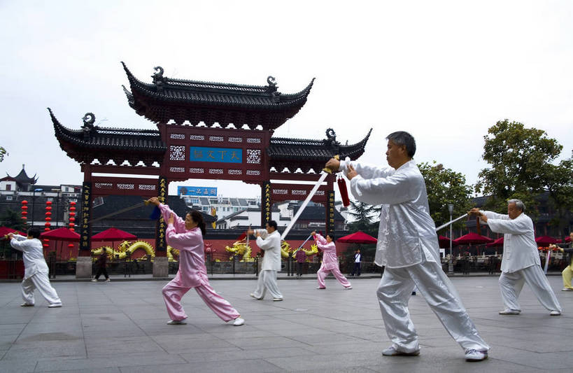 横图,彩色,室外,白天,锻炼,旅游,度假,运动,名胜古迹,门,标志建筑,地标,建筑,雕塑,南京,中国,亚洲,行人,游客,游人,遗迹,艺术,装饰,雕刻,雕像,图片,柱子,大门,文化遗产,古迹,历史,文物,娱乐,建设,古建筑,江苏,路人,旅客,古代,工艺品,一群人,晨练,享受,休闲,旅游胜地,放松,摄影,古代建筑,纪念,美术,中国文化,室外运动,主题,户外运动,陈列,古文明,东亚,江苏省,南京市,中华人民共和国,华东地区,苏,省会,功能,美学,古远,古代文明,过客,体育,石头城,彩图,健身,旅行,秦淮区,传统文化,飞檐,朝天宫,bj174