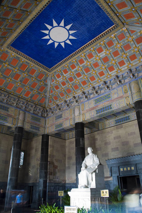 竖图,彩色,室外,白天,旅游,度假,名胜古迹,标志建筑,地标,建筑,旗帜,雕塑,南京,中国,亚洲,遗迹,艺术,装饰,雕刻,雕像,塑像,图片,文化遗产,纪念碑,古迹,历史,文物,娱乐,建设,大厅,古建筑,大堂,工艺品,享受,休闲,墓地,旅游胜地,放松,竖,摄影,纪念,石像,美术,坟墓,陵墓,主题,陈列,坟场,古文明,东亚,汉白玉,江苏省,孙中山,中华人民共和国,功能,美学,名人,伟大,伟人,旗,石,彩图,旅行,国民党旗,青天白日旗,中国国民党党旗,bj174