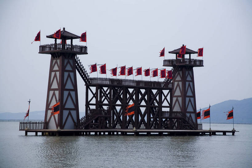 横图,彩色,室外,白天,旅游,度假,名胜古迹,标志建筑,地标,建筑,太湖,中国,遗迹,图片,建筑群,古典,古迹,文物,娱乐,建设,古建筑,江苏,无锡,湖水,享受,休闲,旅游胜地,放松,摄影,中国文化,古文明,东亚,三国城,影视城,旅行,传统文化,bj174