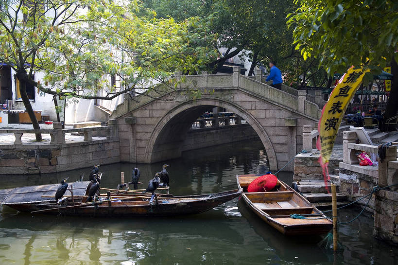 横图,彩色,室外,白天,旅游,度假,名胜古迹,标志建筑,地标,建筑,船,中国,遗迹,图片,小河,建筑群,桥,渔船,古典,古迹,文物,娱乐,建设,古建筑,江苏,石桥,同里,树木,享受,休闲,旅游胜地,放松,摄影,中国文化,古文明,东亚,旅行,传统文化,bj174