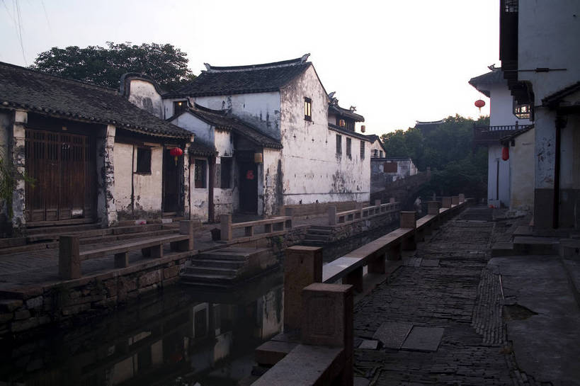 横图,彩色,室外,白天,旅游,度假,名胜古迹,标志建筑,地标,建筑,街道,周庄,中国,遗迹,民俗,图片,小河,建筑群,清晨,古典,古迹,文物,娱乐,建设,古建筑,江苏,民居,享受,休闲,旅游胜地,放松,摄影,中国文化,古文明,东亚,旅行,传统文化,bj174