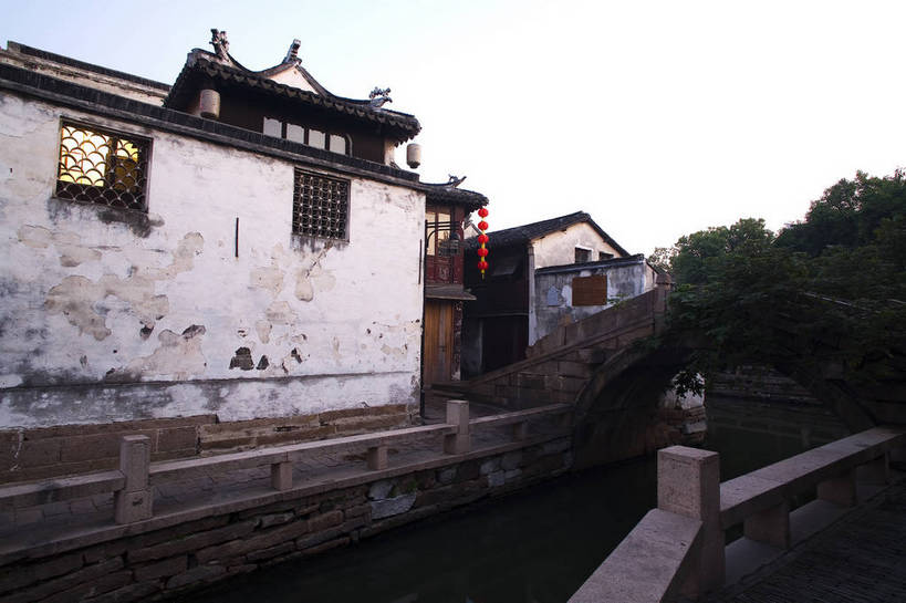 横图,彩色,室外,白天,旅游,度假,名胜古迹,标志建筑,地标,建筑,街道,周庄,中国,遗迹,民俗,图片,小河,建筑群,清晨,古典,古迹,文物,娱乐,建设,古建筑,江苏,民居,享受,休闲,旅游胜地,放松,摄影,中国文化,古文明,东亚,旅行,传统文化,bj174